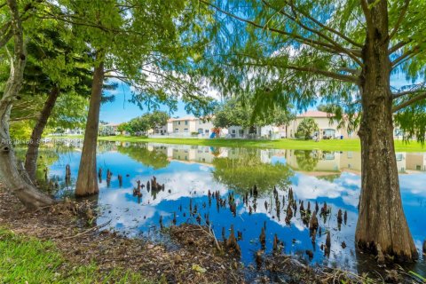 Condo in Pembroke Pines, Florida, 3 bedrooms  № 2402469 - photo 22