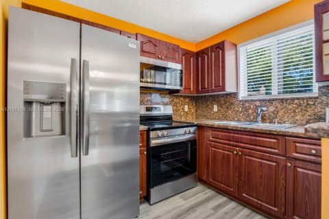 Condo in Pembroke Pines, Florida, 3 bedrooms  № 2402469 - photo 4