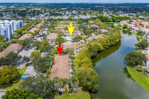 Condo in Pembroke Pines, Florida, 3 bedrooms  № 2402469 - photo 27