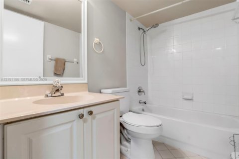 Condo in Pembroke Pines, Florida, 3 bedrooms  № 2402469 - photo 16