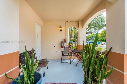 Condo in Pembroke Pines, Florida, 3 bedrooms  № 2402469 - photo 3
