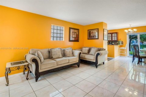Condo in Pembroke Pines, Florida, 3 bedrooms  № 2402469 - photo 7