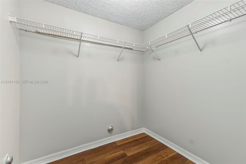 Condo in Pembroke Pines, Florida, 3 bedrooms  № 2402469 - photo 14