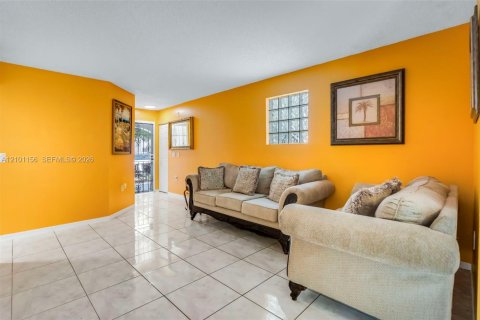 Condo in Pembroke Pines, Florida, 3 bedrooms  № 2402469 - photo 8