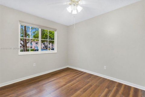 Condo in Pembroke Pines, Florida, 3 bedrooms  № 2402469 - photo 17