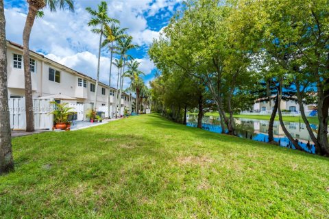Condo in Pembroke Pines, Florida, 3 bedrooms  № 2402469 - photo 20