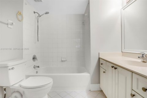 Condo in Pembroke Pines, Florida, 3 bedrooms  № 2402469 - photo 13