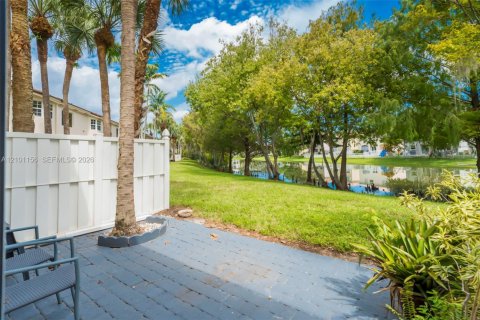 Condo in Pembroke Pines, Florida, 3 bedrooms  № 2402469 - photo 19
