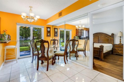 Condo in Pembroke Pines, Florida, 3 bedrooms  № 2402469 - photo 9