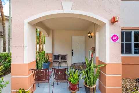 Condo in Pembroke Pines, Florida, 3 bedrooms  № 2402469 - photo 2
