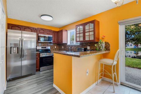 Condo in Pembroke Pines, Florida, 3 bedrooms  № 2402469 - photo 6
