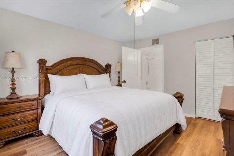 Condo in Pembroke Pines, Florida, 3 bedrooms  № 2402469 - photo 12