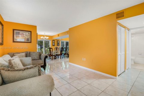 Condo in Pembroke Pines, Florida, 3 bedrooms  № 2402469 - photo 10