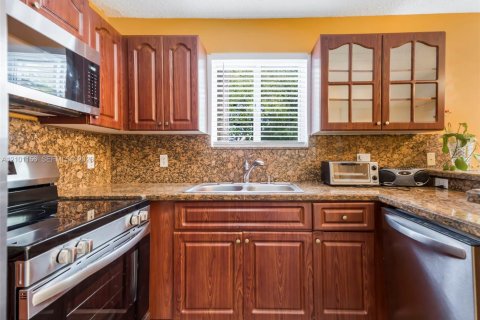 Condo in Pembroke Pines, Florida, 3 bedrooms  № 2402469 - photo 5