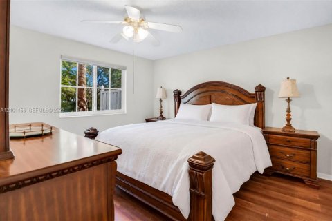 Condo in Pembroke Pines, Florida, 3 bedrooms  № 2402469 - photo 11