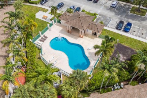 Condo in Pembroke Pines, Florida, 3 bedrooms  № 2402469 - photo 24