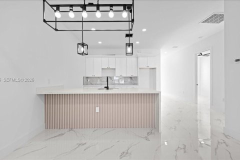 Propiedad comercial en venta en Cape Coral, Florida, 232.07 m2 № 2006355 - foto 13