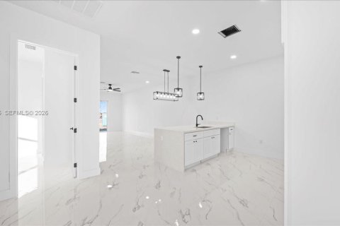 Propiedad comercial en venta en Cape Coral, Florida, 232.07 m2 № 2006355 - foto 21