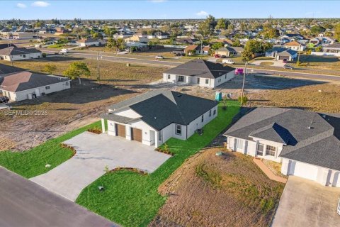 Propiedad comercial en venta en Cape Coral, Florida, 232.07 m2 № 2006355 - foto 10