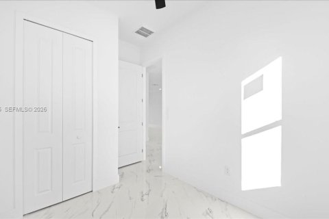 Propiedad comercial en venta en Cape Coral, Florida, 232.07 m2 № 2006355 - foto 19