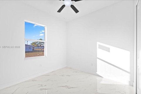 Propiedad comercial en venta en Cape Coral, Florida, 232.07 m2 № 2006355 - foto 18