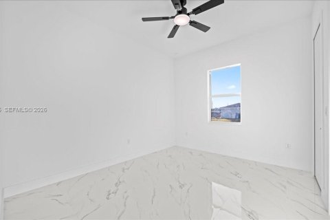 Propiedad comercial en venta en Cape Coral, Florida, 232.07 m2 № 2006355 - foto 25