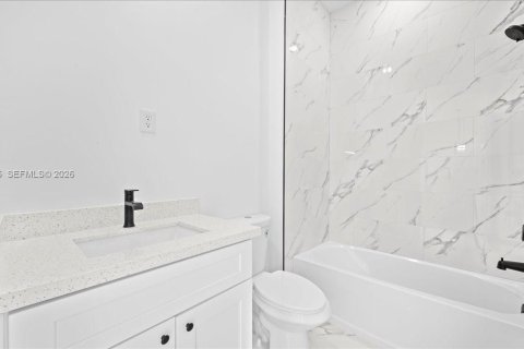 Propiedad comercial en venta en Cape Coral, Florida, 232.07 m2 № 2006355 - foto 16