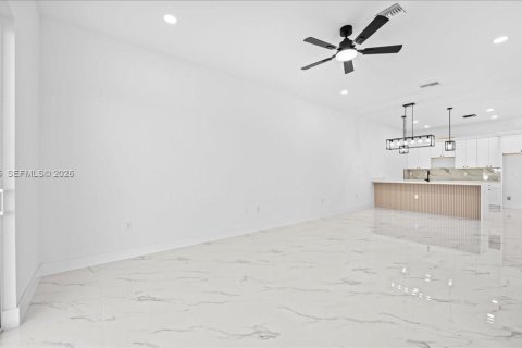 Propiedad comercial en venta en Cape Coral, Florida, 232.07 m2 № 2006355 - foto 26