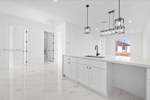 Propiedad comercial en venta en Cape Coral, Florida, 232.07 m2 № 2006355 - foto 14