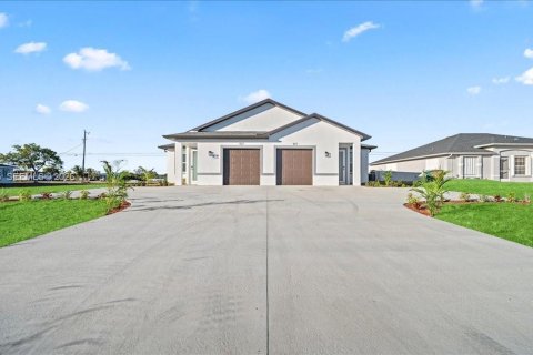 Propiedad comercial en venta en Cape Coral, Florida, 232.07 m2 № 2006355 - foto 5