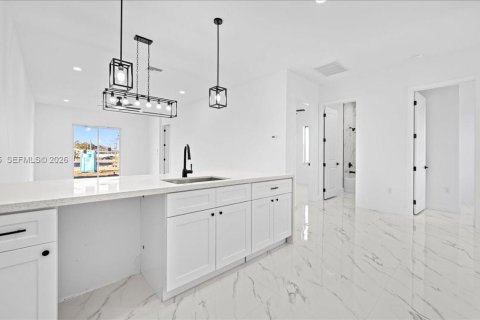 Propiedad comercial en venta en Cape Coral, Florida, 232.07 m2 № 2006355 - foto 30