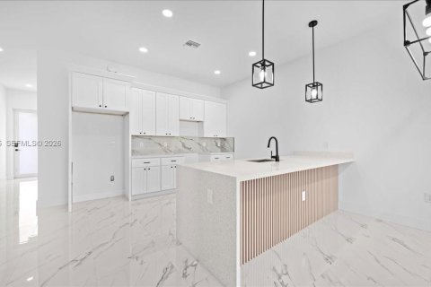 Propiedad comercial en venta en Cape Coral, Florida, 232.07 m2 № 2006355 - foto 29