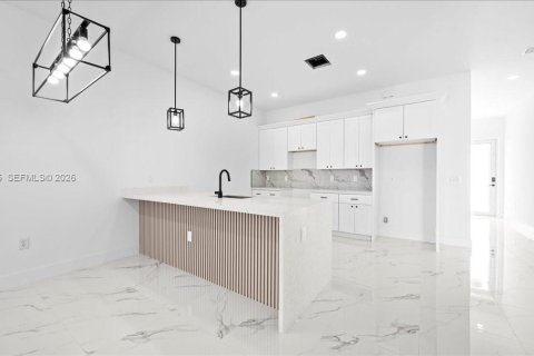 Propiedad comercial en venta en Cape Coral, Florida, 232.07 m2 № 2006355 - foto 12