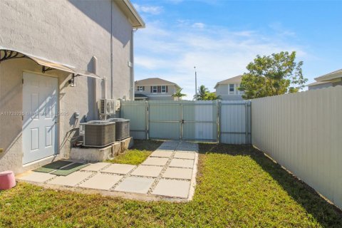 House in Homestead, Florida 4 bedrooms, 201.04 sq.m. № 1703644 - photo 24