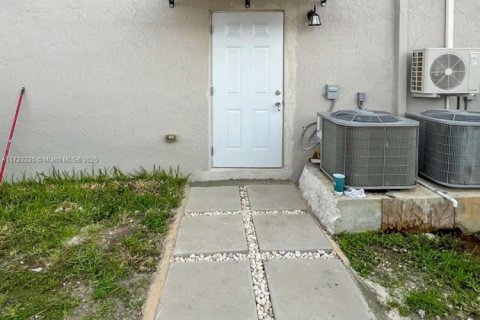 House in Homestead, Florida 4 bedrooms, 201.04 sq.m. № 1703644 - photo 29