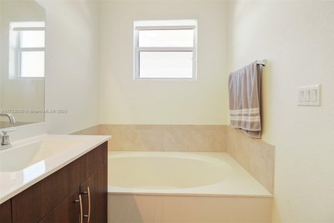 House in Homestead, Florida 4 bedrooms, 201.04 sq.m. № 1703644 - photo 18