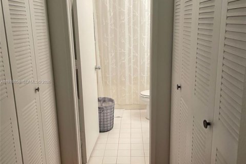 Condo in Doral, Florida, 2 bedrooms  № 2044680 - photo 9