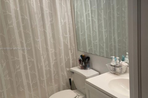 Condo in Doral, Florida, 2 bedrooms  № 2044680 - photo 11