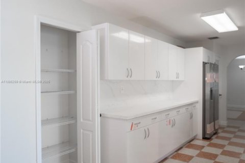 Купить виллу или дом в Майами, Флорида 5 спален, 224.92м2, № 1947087 - фото 11