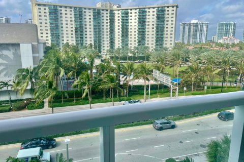 Condo in Sunny Isles Beach, Florida  № 1861924 - photo 11