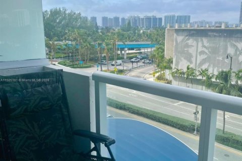 Condo in Sunny Isles Beach, Florida  № 1861924 - photo 13