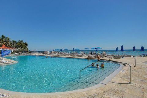 Condo in Sunny Isles Beach, Florida  № 1861924 - photo 14