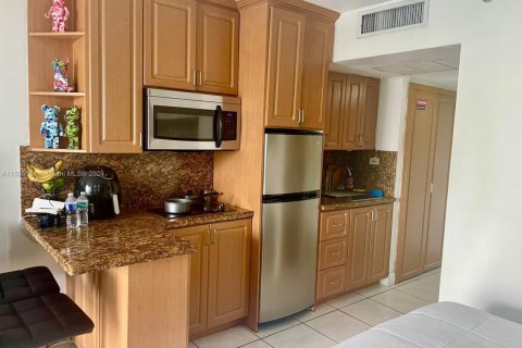 Condo in Sunny Isles Beach, Florida  № 1861924 - photo 5