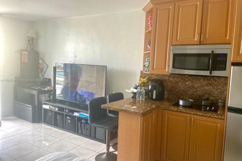 Condo in Sunny Isles Beach, Florida  № 1861924 - photo 6