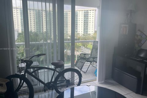Condo in Sunny Isles Beach, Florida  № 1861924 - photo 10