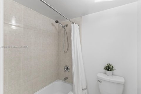 Купить кондоминиум в Холливуд, Флорида 2 спальни, 117.99м2, № 1983381 - фото 26