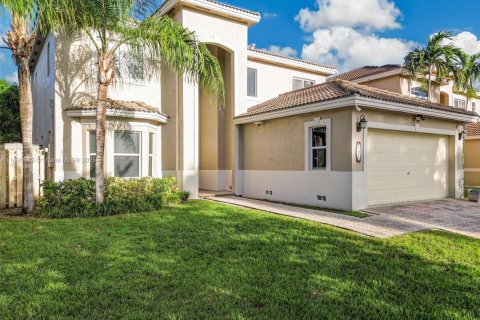 House in Cutler Bay, Florida 3 bedrooms, 197.7 sq.m. № 1944619 - photo 3