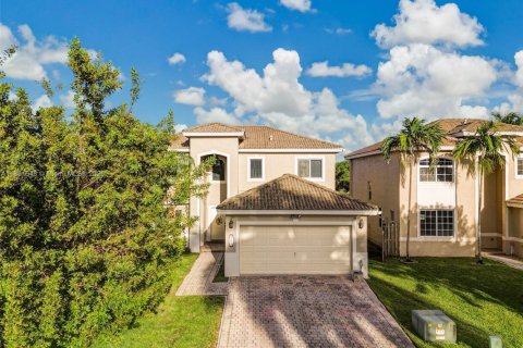 House in Cutler Bay, Florida 3 bedrooms, 197.7 sq.m. № 1944619 - photo 5