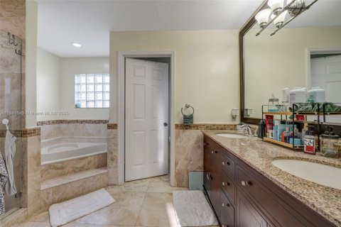 House in Cutler Bay, Florida 3 bedrooms, 197.7 sq.m. № 1944619 - photo 23