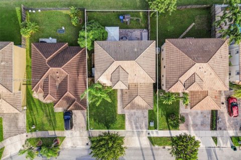 House in Cutler Bay, Florida 3 bedrooms, 197.7 sq.m. № 1944619 - photo 15